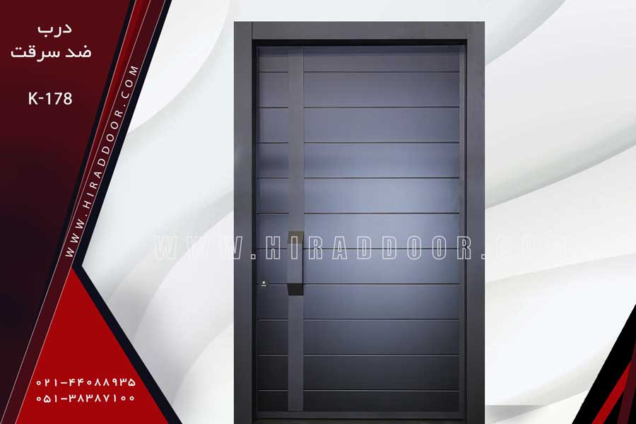 درب ضد سرقت مشکی رنگ با عرض زیاد، مشکی به همراه چهارچوب مشکی، دارای دو قفل و دستگیره سرتاسری با طراحی خاص